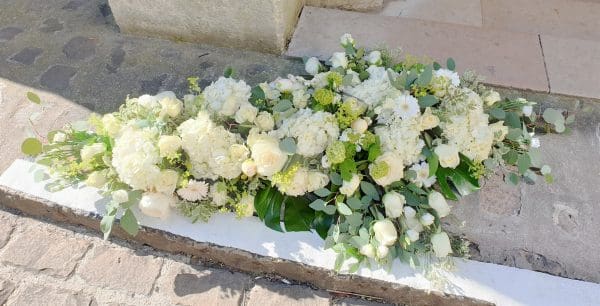 Dessus de cercueil fleurs blanches