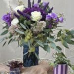 Bouquet de fleurs blanches et violettes